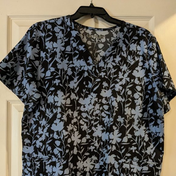 Uniform Advantage printed scrub top size Large - Picture 1 of 5